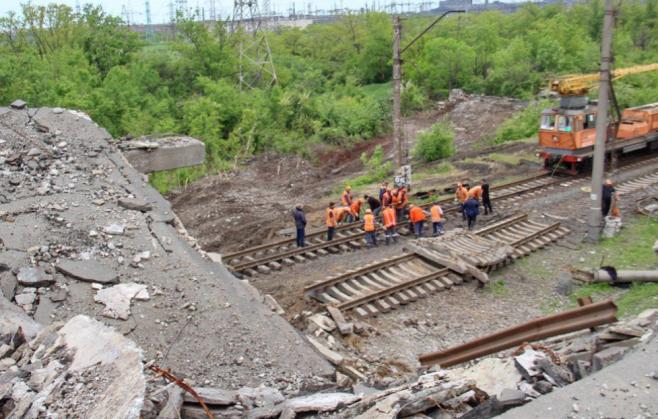 Reconstruction of destroyed railways in Ukraine, in the Sartana and Volnovaha settlements
