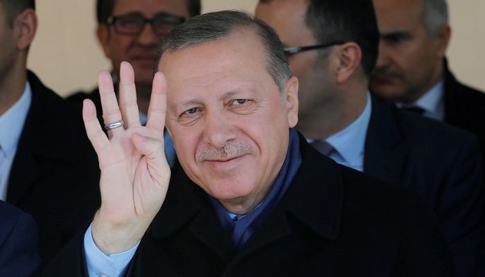 Erdogan using the four-fingered Rabia gesture 