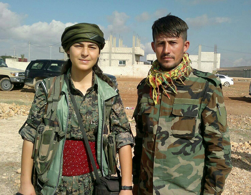 Soldaten von der YPG und der Peshmerga.