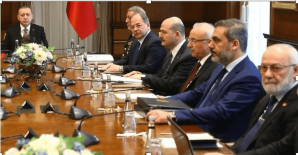 Sadat PMC Gründer Adnan Tanriverdi bei einem Treffen mit Erdogan, neben Hakan Fidan, Direktor des türkischen Geheimdienstes MIT.