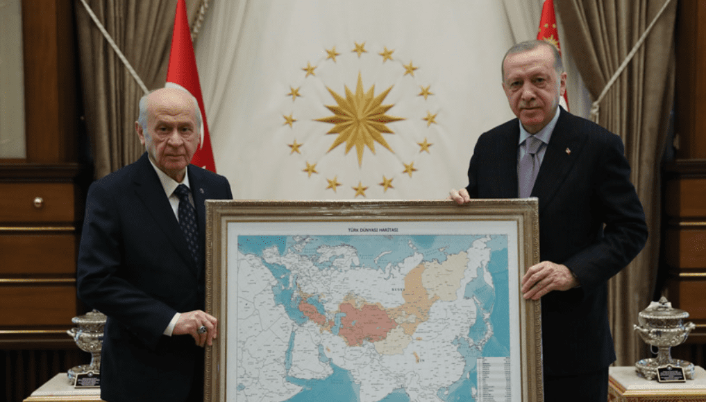 Erdogan wird von seinem Koalitionspartner, dem Vorsitzenden der ultranationalistischen MHP-Partei, Devlet Bahçeli, die "Großturan"-Karte präsentiert. Diese rechtsextreme Partei mit Verbindungen zu den Grauen Wölfen verweist immer wieder auf die asiatischen Ursprünge der Türkei.